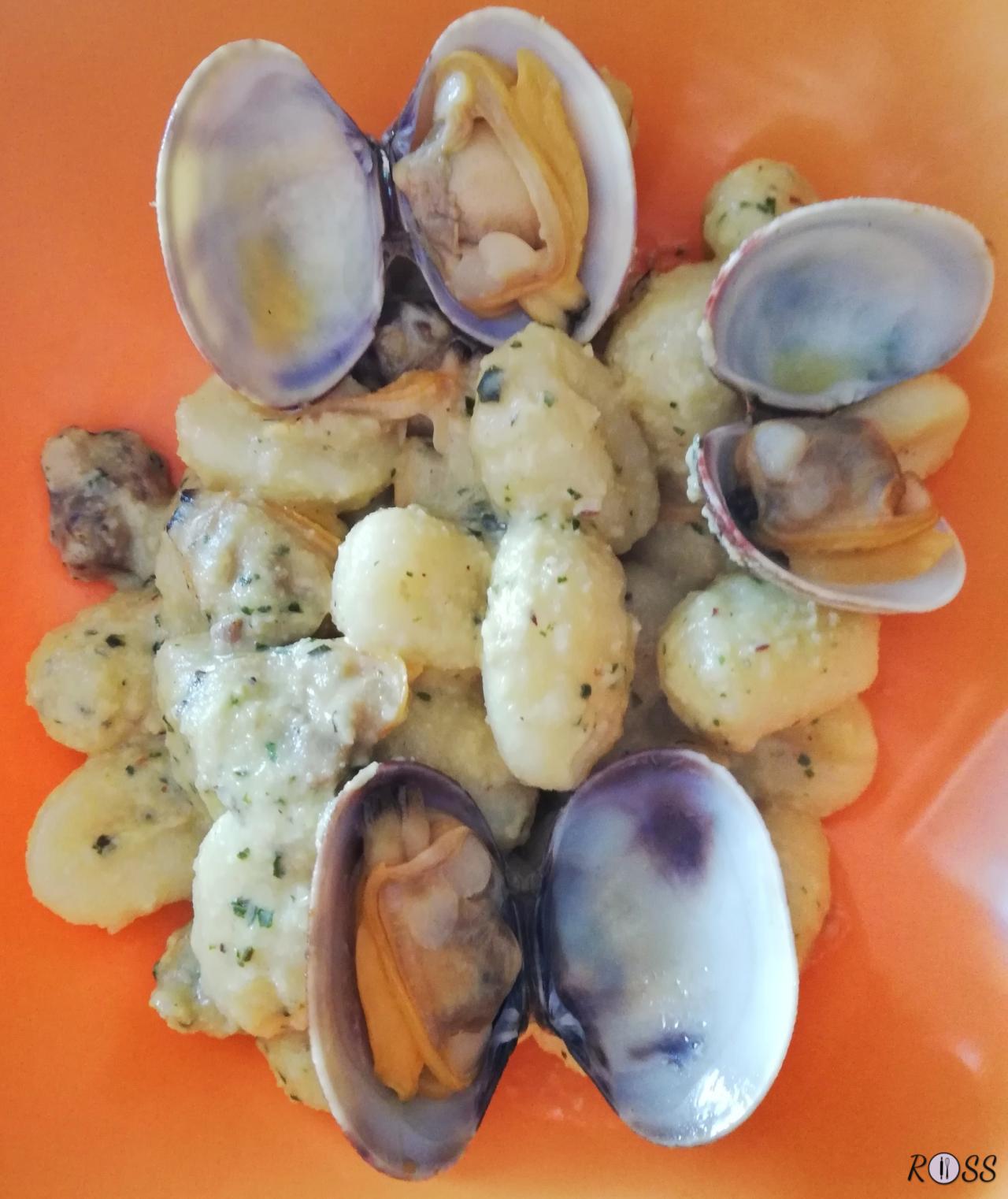 Gnocchi con pesto di mandorle e vongole RossInCucina