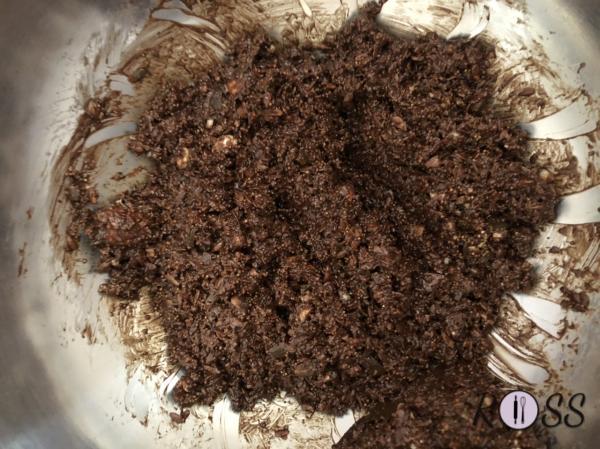 In una ciotola unisci il mix di semi e mandorle con il cioccolato fuso e l’amaranto. Dovrai ottenere un composto omogeneo.