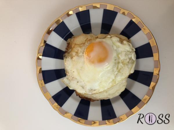Nel frattempo friggete le vostre uova che andrete a posizionare sopra ogni croque sfornato.
 Bon appétit


