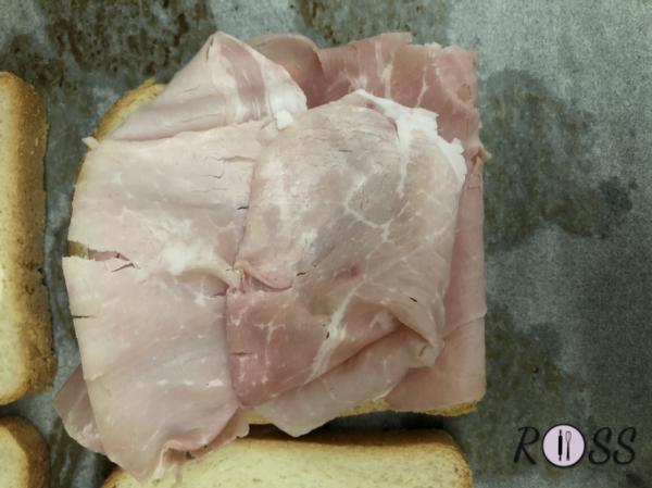 aggiungete le fette di prosciutto in 