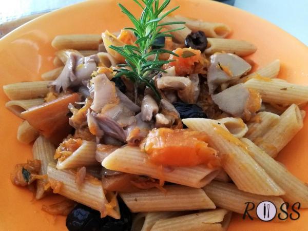 Penne con zucca rossa e funghi champignon