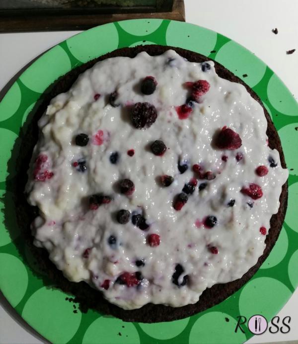 Una volta cotta la torta, lasciatela raffreddare. 
Dopodiché potrete tagliarla in due strati identici, dove sullo strato base cospargete la crema pasticcera raffreddata insieme ai frutti di bosco ( ricordate di lasciarne un poco da parte  per la decorazione).
