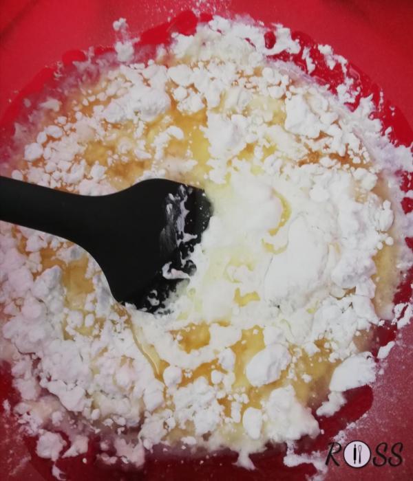 Prendete un contenitore ed iniziate unendo la panna alla vaniglia. Mescolate. 
Adesso aggiungete i rimanenti ingredienti, lasciando per ultimi la farina ed il lievito, che incorporerete pian piano, setacciandoli.
Impastate tutti gli ingredienti fino a ottenere un composto omogeneo.
