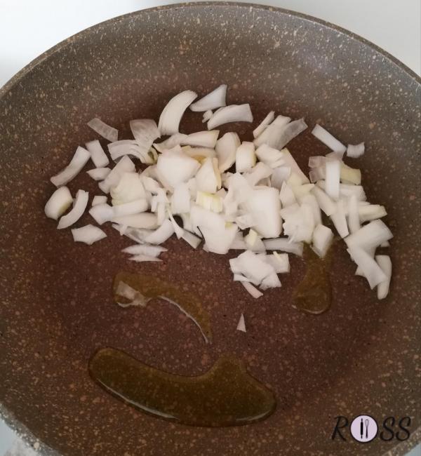 In una padella scaldate dell'olio d'oliva e fate rosolare una cipolla tritata grossolanamente (se preferite, tritatela finemente).
State attenti a non bruciarla altrimenti rischierete di rendere amara la ricetta. 