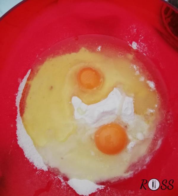 Adesso unite l'uovo al composto, continuando a mescolare manualmente per pochi secondi. Adesso accendete il forno a 200° modalità ventilata che abbasserete a 180° quando infornerete(solo così i muffin avranno la famosa cupoletta) 