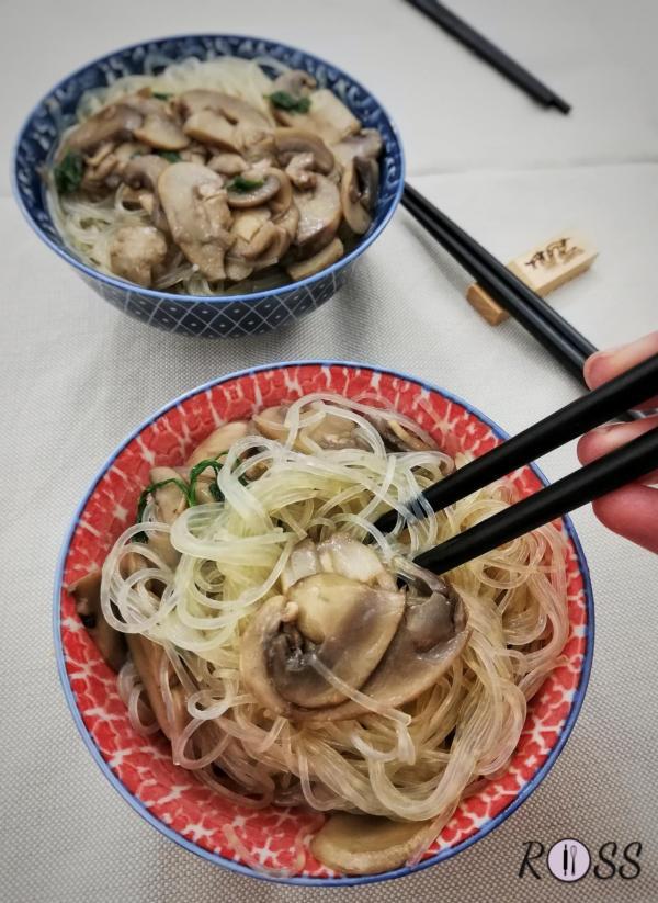 Spaghetti di riso con funghi champignon