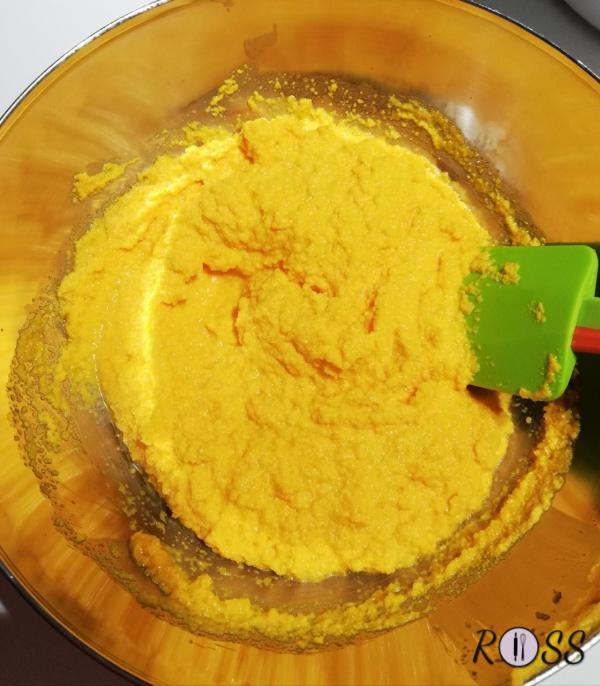 Per prima cosa accendete il forno, modalità statica a 170°. 
In un mixer frullate le carote insieme all'olio e  frullate fino ad avere una crema arancione e liscia (vedi note).
