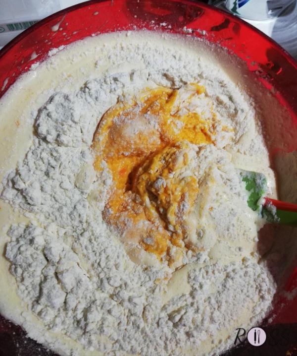 In una terrina montate per almeno 3 minuti (vedi note) le uova con lo zucchero fino a renderle spumose. adesso unite la buccia grattugiata di un' arancia, la crema di carote e mescolate. 
Incorporate la farina con il lievito setacciato e mescolate bene. Il vostro composto è pronto.
