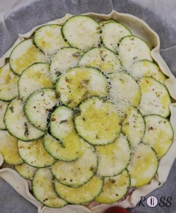 Continuate così fino ad esaurimento degli ingredienti. Terminate con le zucchine condite con pepe, sale, origano, olio e parmigiano grattugiato.
Cuocete in forno per 30 minuti.
Una volta cotta, sfornatela , fatela leggermente raffreddare prima di servirla e...Buon Appetito!