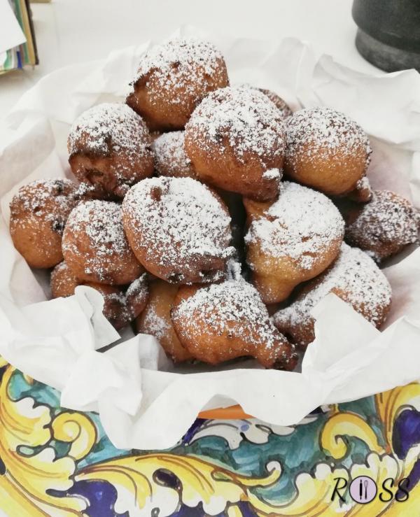 Frittelle dolci allo yogurt e gocce di cioccolato