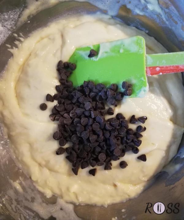 Aggiungete lo yogurt e il succo di arancia. Infine la farina e il lievito per dolci setacciati e le gocce di cioccolato. 
Mescolate fino ad ottenere un composto omogeneo.
La pastella è pronta!
