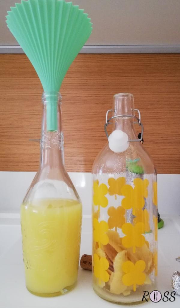 Terminati i tre giorni, estraete l'alcol , che si sarà colorato di giallo, e travasatelo in una bottiglia da un lito in vetro (quella definitiva). Adesso aggiungete 450 grammi di acqua e 200 grammi di zucchero semolato. 