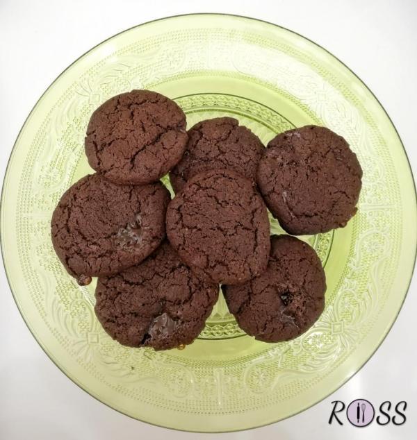 Biscotti al cioccolato ripieni di caramello