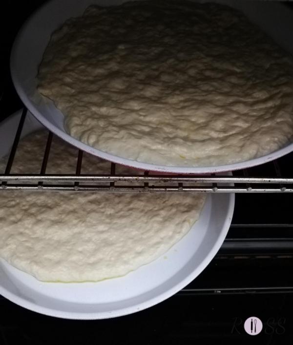 quando la vostra pasta sarà aumentata di volume, prendete 2 teglie da 22 cm di diametro, aggiungete un filo d'olio in ognuna di esse ed iniziate a stendere la pasta. Lasciate lievitare per altri 30 minuti in un luogo caldo o dentro il forno accendendolo al minimo.

Trascorsi i 30 minuti, accendete il forno a 250° modalità statica. Condite la pasta solo con i funghi ed olive ed appena si arriva alla giusta temperatura infornate nel ripiano basso per 10 minuti, poi altri 8 minuti in quello centrale. Aggiungete la scamorza negli ultimi 2 minuti di cottura. 
Adesso non vi resta che gustarla ben calda!