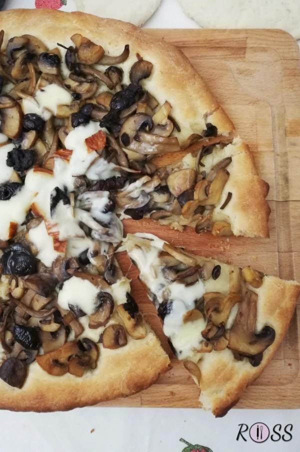 Pizza al tris di funghi e scamorza affumicata