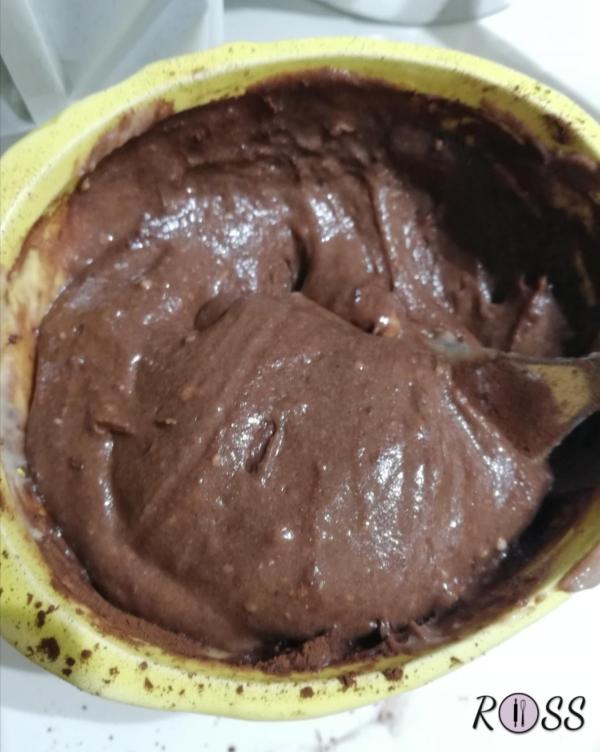 Dal composto prelevate 3 cucchiai e poneteli in una ciotolina. Aggiungete il cacao amaro e mescolate per bene. (Questo composto al cacao dovrà essere aggiunto sopra al composto bianco, precedentemente posto sulla formina da plum cake).