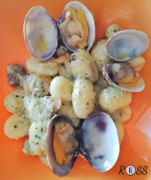 Gnocchi con pesto di mandorle e vongole