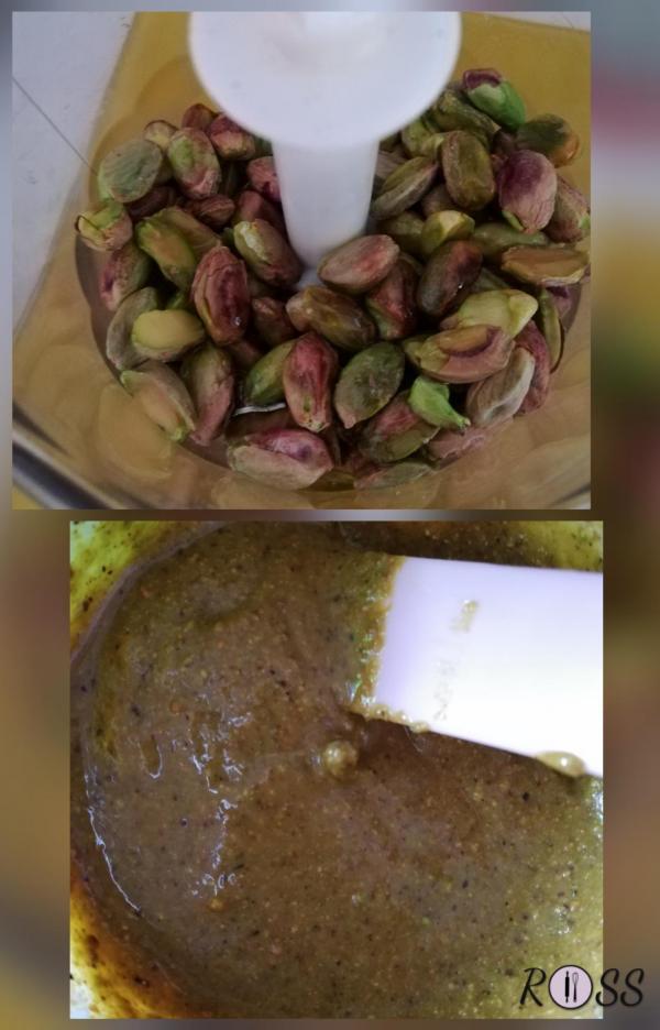 Preparate la besciamella. Una volta pronta, tenetela da parte, coprendola con una pellicola trasparente, per evitare che si crei la crosticina.
Preparate il pesto unendo nel mix i pistacchi sgusciati e l'olio. Macinate. Se notate che il composto è ancora poco cremoso, aggiungete qualche cucchiaio di acqua. Azionate un'altra volta il mix fino ad ottenere una crema omogenea e semi-liscia (vedi foto)