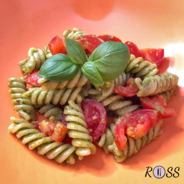 Pasta ai cereali  con pesto di rucola e pomodorini 