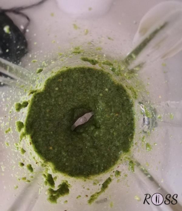 Frullate fino ad ottenere una crema densa ma non liscia. Caratteristica dei pistacchi inseriti interi che, ovviamente, rimangono a piccoli pezzi. Io li preferisco perché danno spessore e croccantezza al pesto. 