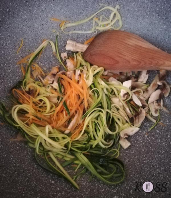 Adesso prendete la wok,( anche una padella con i bordi alti va benissimo) aggiungete un filo d'olio, unite le verdure ed iniziate a rosolarle. Nel frattempo preparate il brodo che andrete ad aggiungere, pian piano, alle verdure per farle cuocere. 