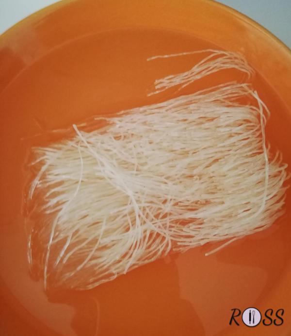 Adesso passiamo agli spaghetti. Prendete una ciotola piena di acqua bollente. Immergete gli spaghetti e lasciateli in posa per 5 minuti per farli rinvenire 