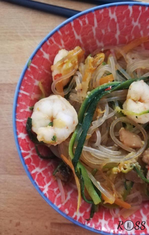 Spaghetti di riso con verdure e gamberetti