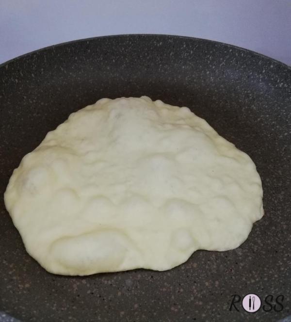 Ponete una padella antiaderente sul fuoco alto. Cospargetela con un filo d'olio. Quando sarà bollente ponete su di essa il primo disco di pasta e cuocete per un paio di minuti per ogni lato.
