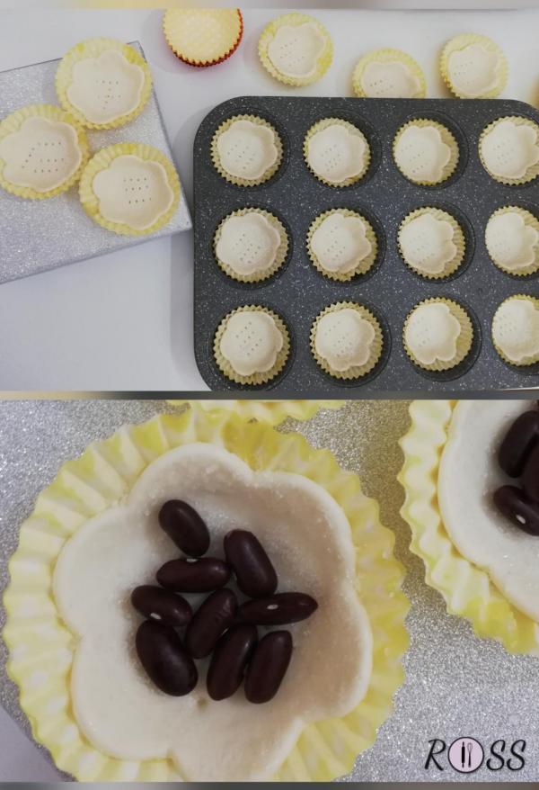 Ponete ogni cestino sulla teglia per muffin (in questa maniera manterranno la forma intatta) e riempiteli con dei ceci o fagioli secchi per evitare che il centro gonfi in cottura.

