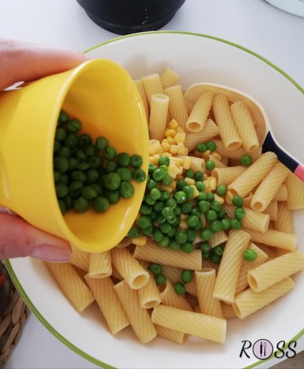 Adesso aggiungete i piselli, precedentemente bolliti in un pentolino. 