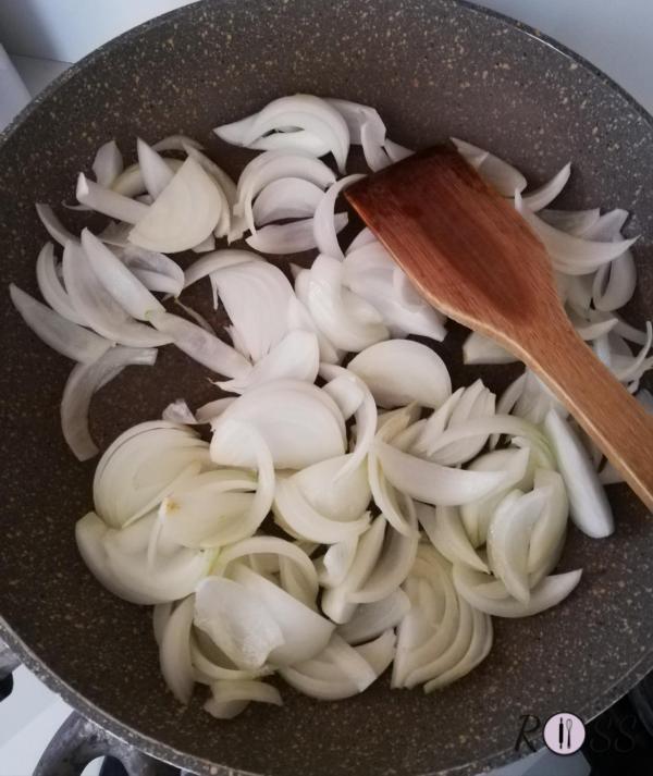 Tagliate in piccole fette le cipolle e fatele rosolare in padella, con l'aggiunta di un filo d'olio. 