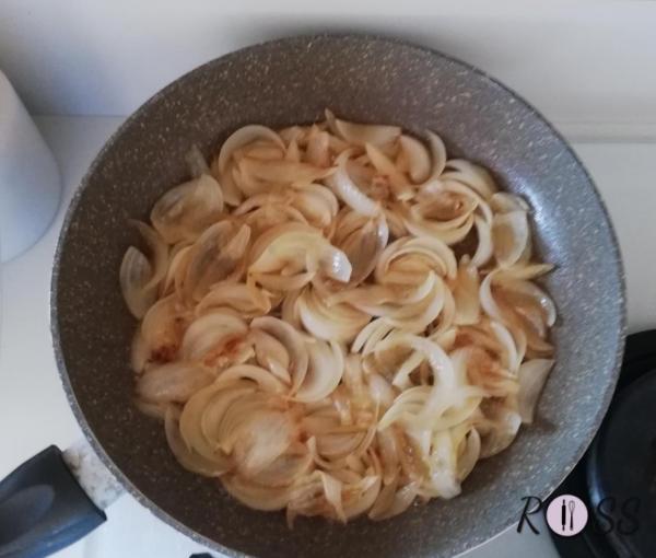 Nel frattempo unite l'acqua con l'aceto e lo zucchero. Mescolate bene e appena le cipolle iniziano a "sudare", unite l'intruglio. Coprite con un coperchio e fate cuocere a fuoco medio/basso per circa 20 minuti 