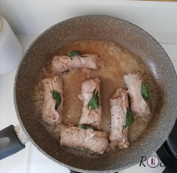 Una volta cotte, trasferite le cipolle in un piatto e nella padella utilizzata prima, cuocete gli involtini con un filo d'olio. Salate e lasciate cuocere per pochi minuti con un coperchio. 