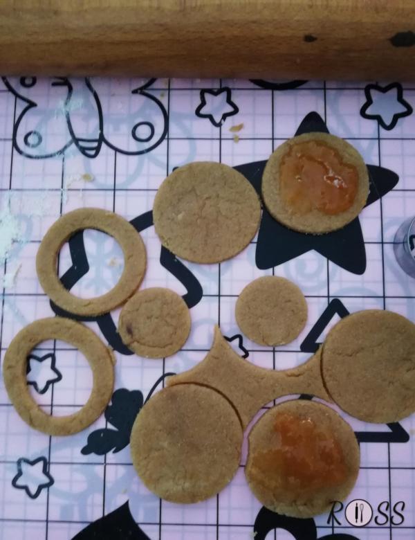 Se desiderate realizzare i biscotti farciti, iniziate con il formare due sfere di pasta, dove in una creerete un buco.