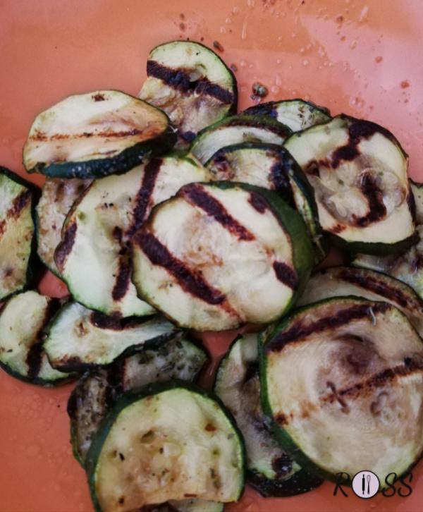 Nel frattempo tagliate le zucchine a rondelle e grigliatele sulla piastra. A fine cottura conditele con origano olio e aceto balsamico