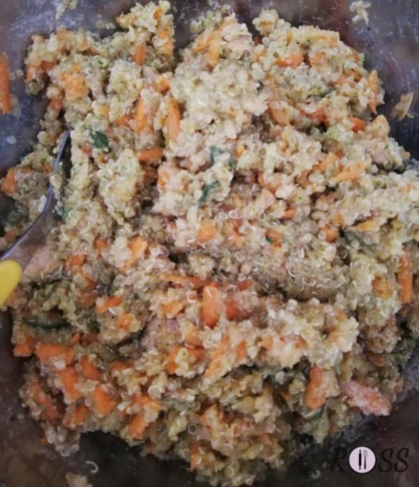 Appena la quinoa sarà cotta, (lo notate quando il granello è aperto e saldato), scolatela ed unitela al composto creato precedentemente 