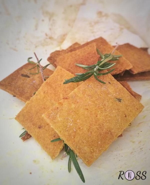 Crackers alla curcuma e rosmarino