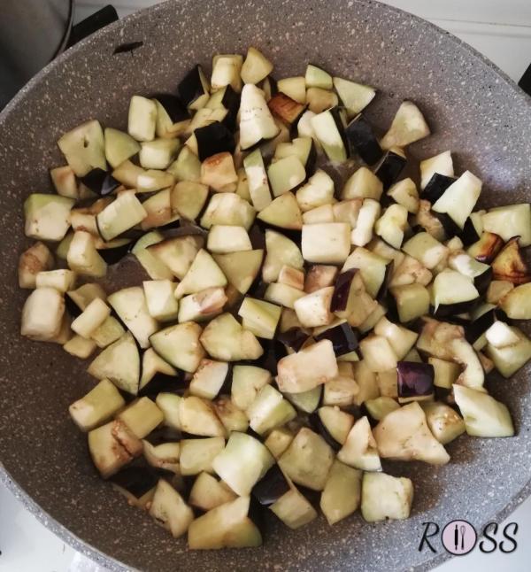 Tagliate la melanzana a tocchetti, spolveratela di sale e fatela spurgare per 10 minuti per eliminare l'amaro. Friggetela in abbondante olio caldo e ponetela su carta assorbente. Adesso pulite e tagliate le
carote tagliate a rondelle, il sedano a pezzetti e la cipolla a spicchi sottili. 