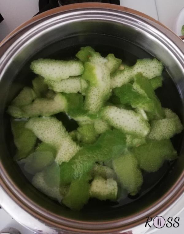 Lavate i due limoni e pelateli, prelevando solo la parte gialla della buccia, (la parte bianca risulterebbe amara) e mettetele in un pentolino pieno di acqua e portate ad ebollizione. Dopodiché, spegnete il fornello e lasciate intiepidire, trasferendolo in un recipiente pulito. Trascorso il tempo, filtrate ed eliminate le bucce.