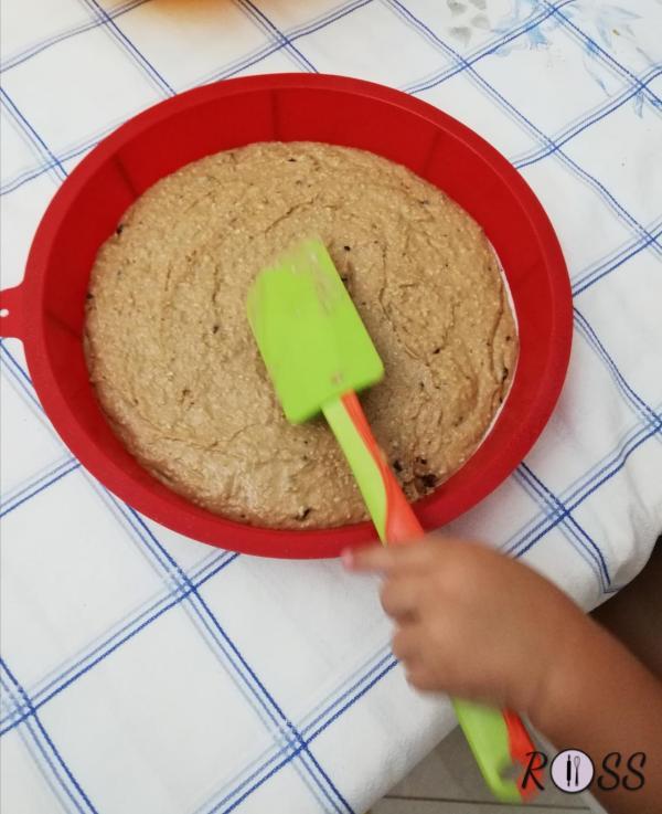 Per prima cosa accendete il forno a 180°,modalità statica. Lavate i fichi, asciugateli e tagliateli a fettine. Lavorate con le fruste elettriche l'olio con lo zucchero. Unite la farina di mandorle e continuate a mescolare.Continuando a  mescolare, aggiungete al centro lo yogurt e la farina setacciata con il lievito, la scorza grattugiata di un limone ed il pizzico di sale.
