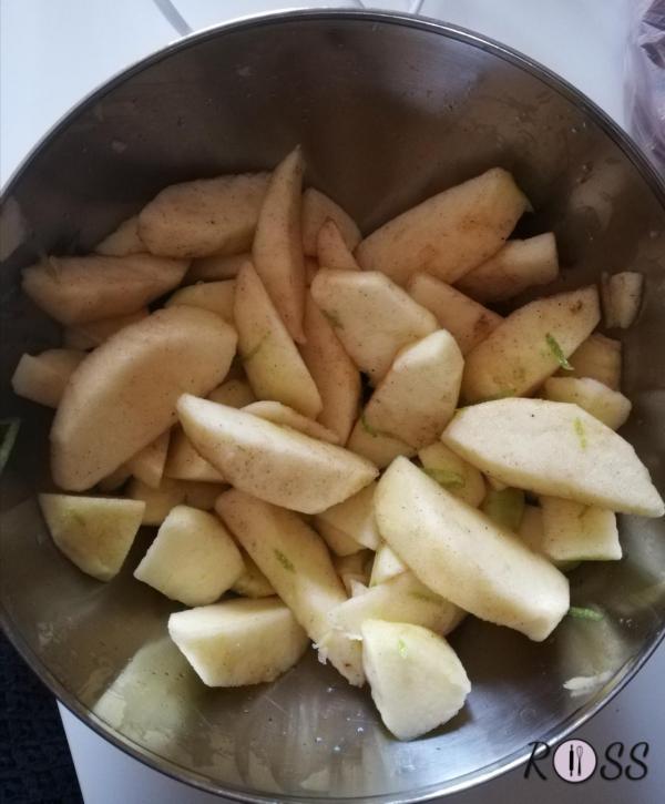 Lavate, sbucciate e tagliate 2 mele a spicchi, la terza a cubetti piccoli. Poneteli in una ciotola profonda dove aggiungerete la cannella, il succo di limone(per non farli scurire) e la buccia grattugiata. Mescolate e lasciate da parte.