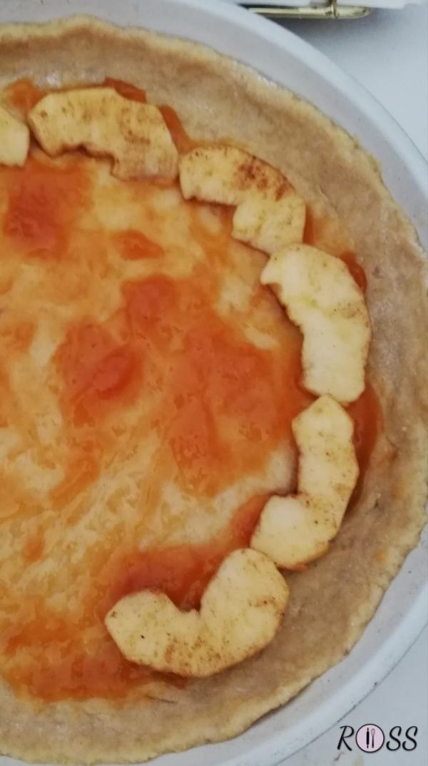 Nel frattempo, se volete, cospargete la marmellata di albicocche o rancia sulla base della torta fino a creare un sottile strato.  gli avanzi della frolla. 