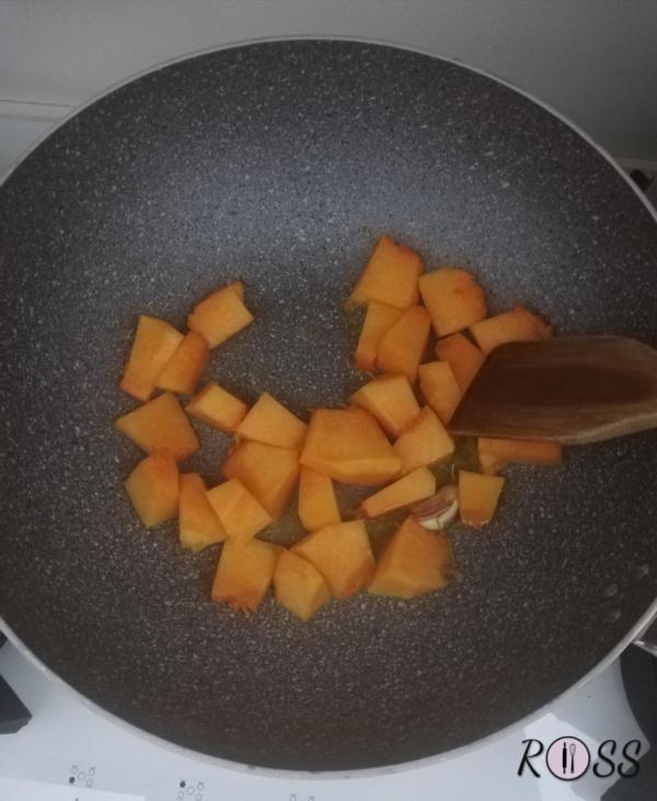  In un tegame unite un filo di olio e fate soffriggere lo spicchio d’aglio sbucciato.
Adesso aggiungete la zucca tagliata a cubetti piccoli.
Insaporite con un pizzico di sale e di pepe nero.
Coprite con un coperchio e, quando la vostra zucca sarà dorata, aggiungete mezzo bicchiere di acqua , coprite e fate cuocere fino a quando la zucca non diventerà tenera e morbidissima. Ci vorranno circa 15 minuti di cottura.
A metà cottura unite le olive snocciolate ed eliminate lo spicchio d'aglio.