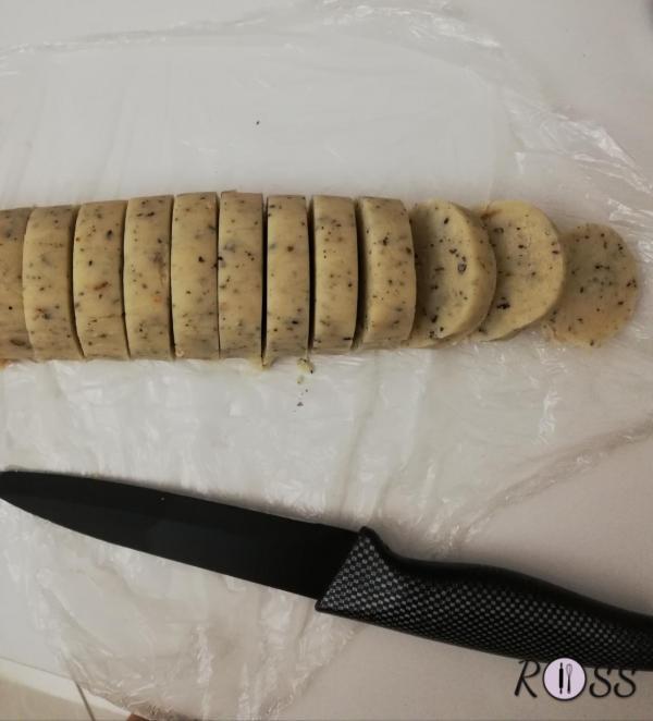 Appena rassodata la pasta, estraetela dal frigo ed iniziate ad affettare il rotolo, creando dei cerchi spessi  6 – 7 mm,(questi biscotti sono buoni abbastanza spessi, essendo friabili e burrosi). Sistemate i biscotti sulla teglia. 