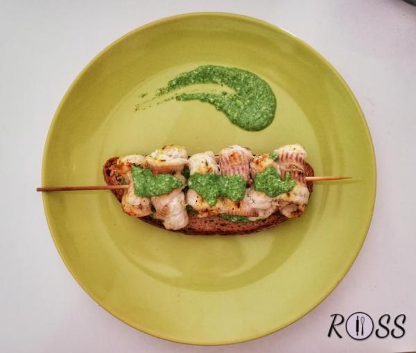 Rondelle di sogliola speziata su crostone integrale e pesto di rucola