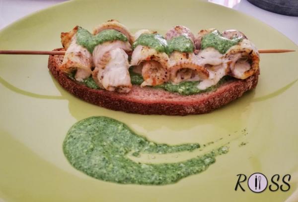 Quando è tutto ormai cotto, impiattate iniziando  dal crostone di pane da porre sul piatto. Adagiate sopra un cucchiaio di pesto di rucola, adesso è la volta dello spiedino e, con il pesto rimanente, "sporcate" lo spiedino. 
Il piatto è pronto, da abbinare, se volete, ad una insalata mista.