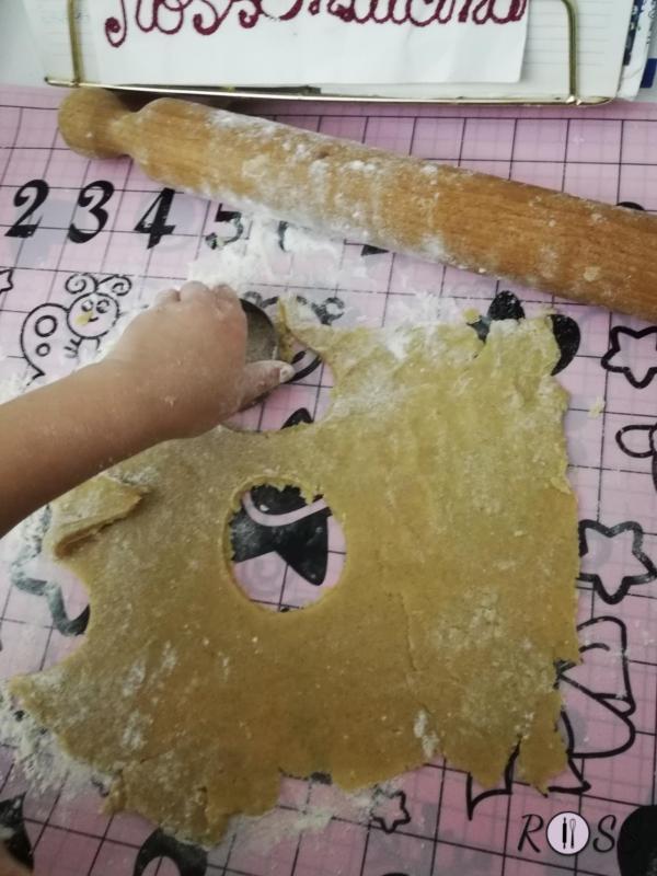 Create tanti biscotti con la forma che più desiderate. Io ho preferito il classico cerchio, anzi, mia figlia!. 