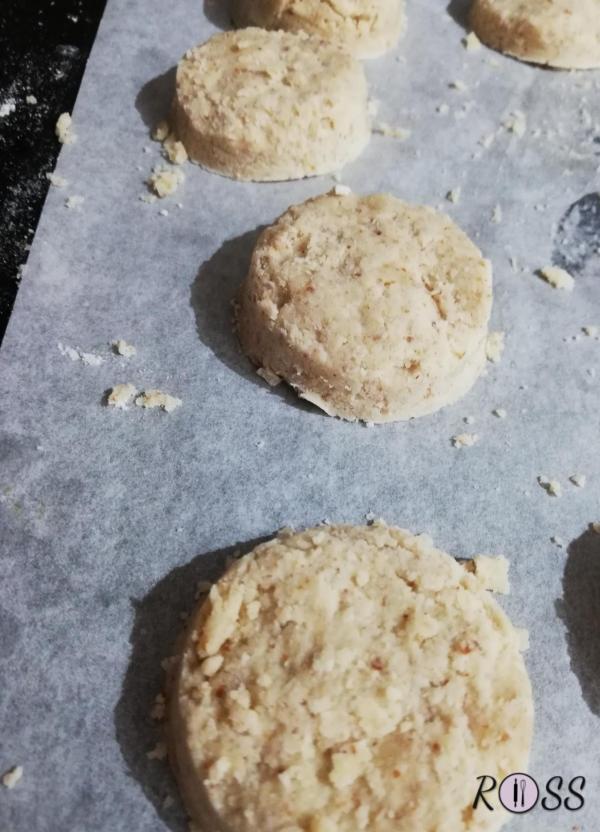 Riprendete la pasta, togliete la pellicola e stendetela sul piano, spolverizzando con poca farina, fino a uno spessore abbastanza alto, circa 1 cm e ½. Nell’ effettuare questa operazione la pasta tende a spaccarsi, ma basta che la ricompattiate con le mani e procediate a stenderla. Se volete, potete anche sistemarla tra due fogli di carta da forno, così non si attaccherà al matterello.