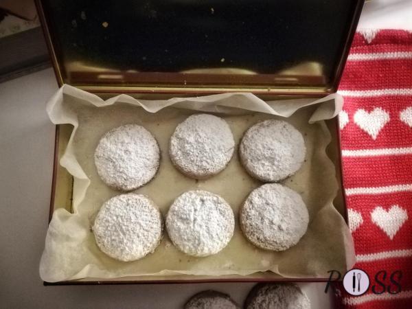  Una volta che sono pronti levate i polvorones dal forno, aspettate che si intiepidiscano e poi toglieteli con delicatezza dalla carta e cospargeteli con tanto zucchero a velo. Anche freddi saranno fragili, perciò maneggiateli sempre con cura. Il giorno dopo sono ancora migliori e si mantengono intatti fino a una settimana, conservati in un contenitore ermetico o di latta.