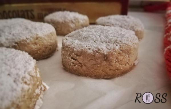 Appena stesa, ritagliatevi i dolcetti con stampini rotondi del diametro di 4 cm; prelevateli con una spatolina piatta sottile, così non si sfalderanno, e appoggiateli sulla placca ricoperta di carta da forno. Cuoceteli in forno già caldo a 150°C (funzione statica) per circa 30 minuti ma fate attenzione a non farli colorire eccessivamente. Verificate la cottura tagliandone uno con il coltello: dovrà essere cotto ma non umido, nel caso teneteli ancora qualche minuto.